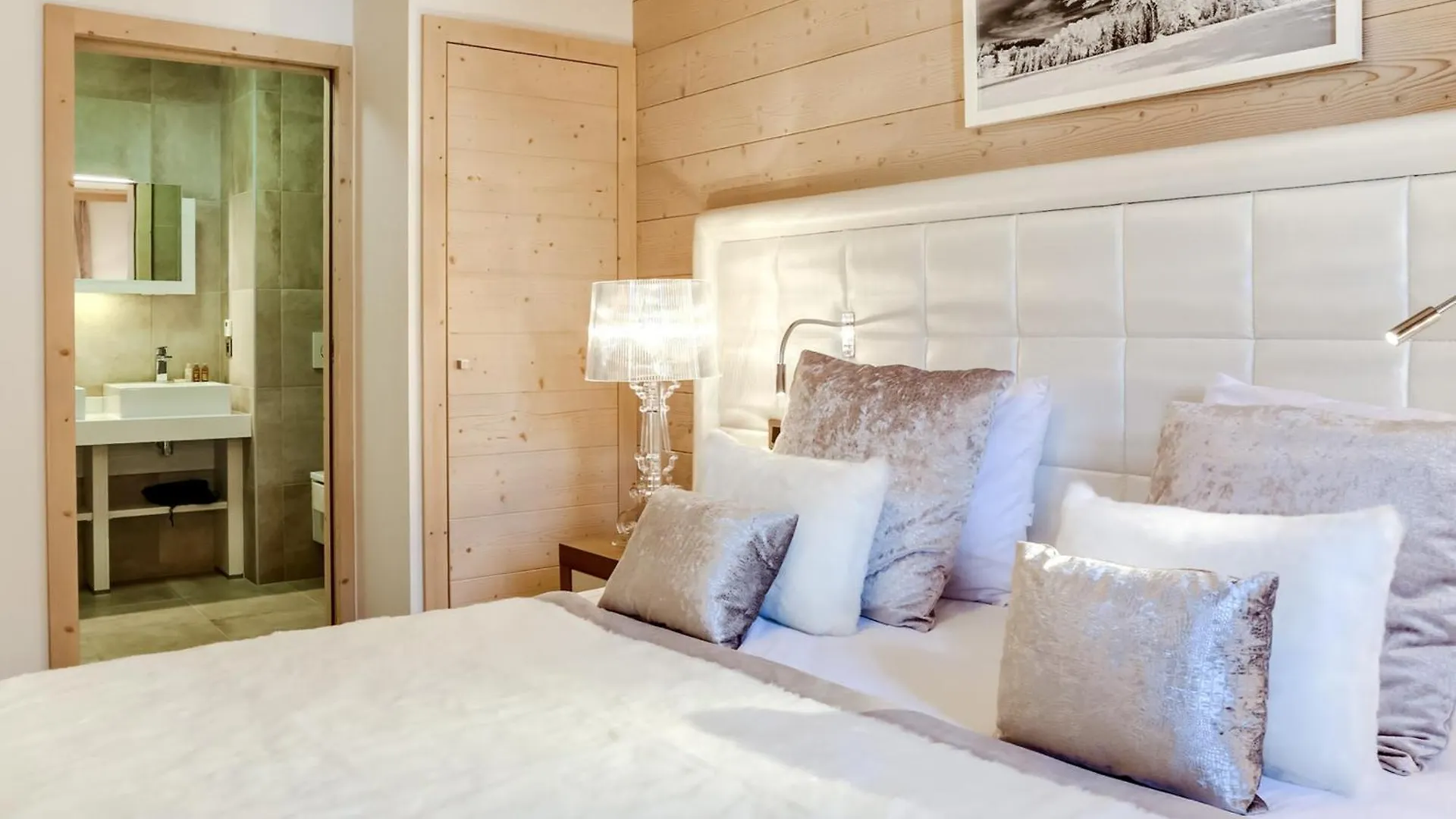 Appartement Moderne Avec Wifi Et Parking Sous-Terrain A Courchevel Village - Fr-1-562-28 0*,  France